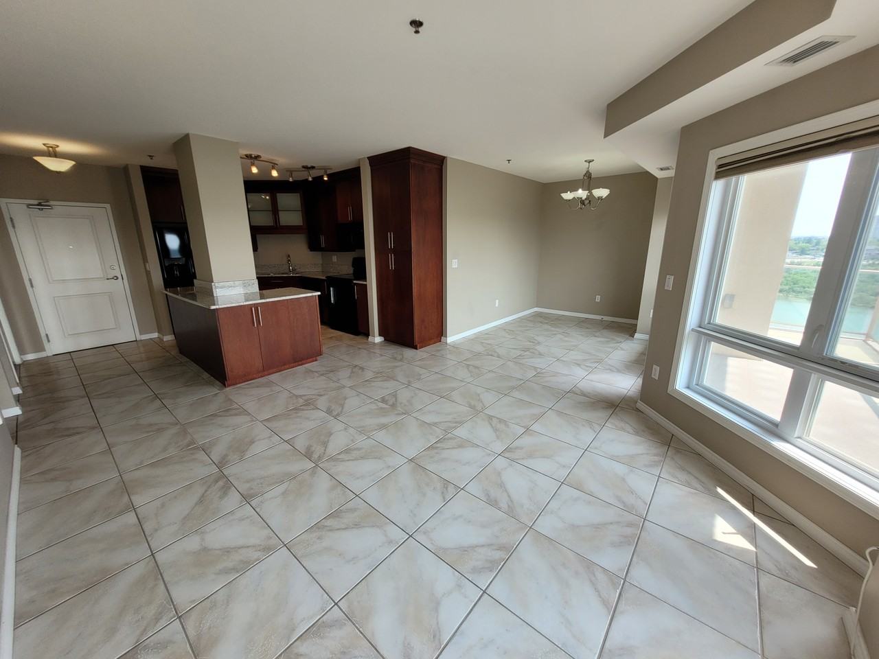 902 Spadina Crescent East - Photo 3 of 14