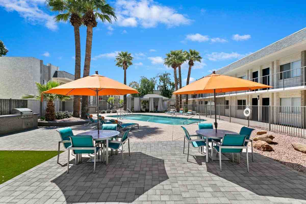 6112 N 67th Ave - Photo 2 of 6