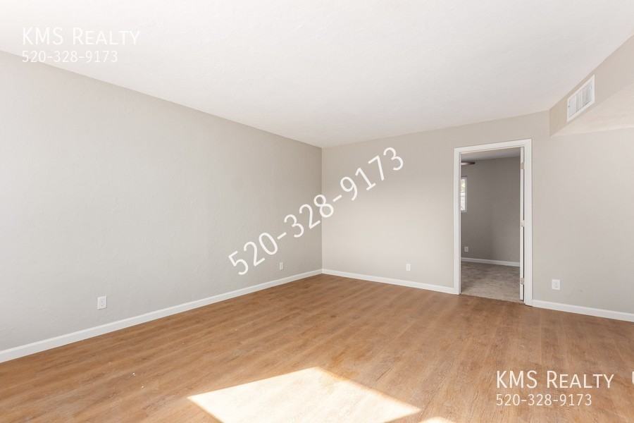 2731 N Edith Blvd - Photo 3 of 10