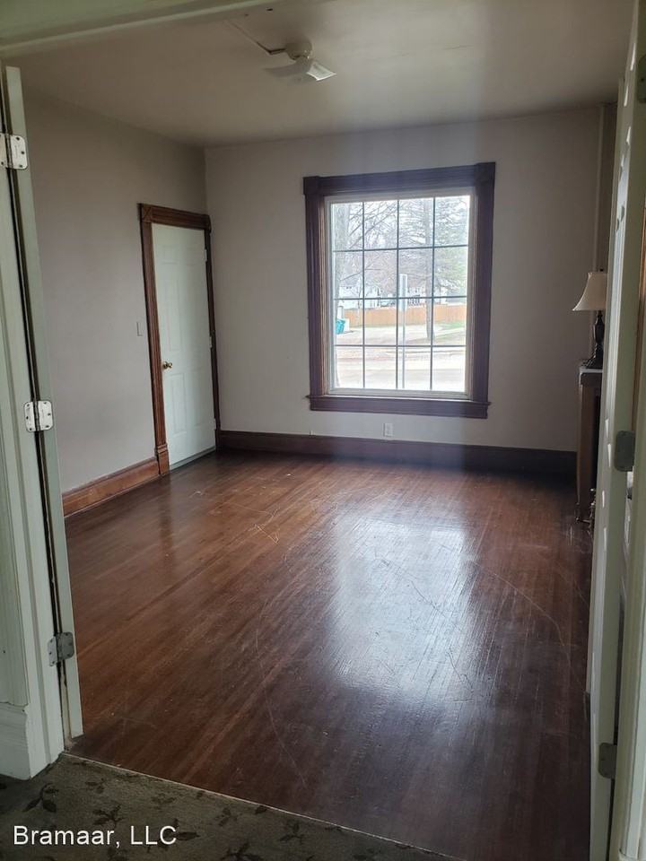 230 E Rose Street - Photo 3 of 10