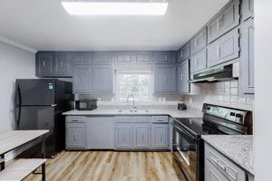 featured image of Albatross Ln