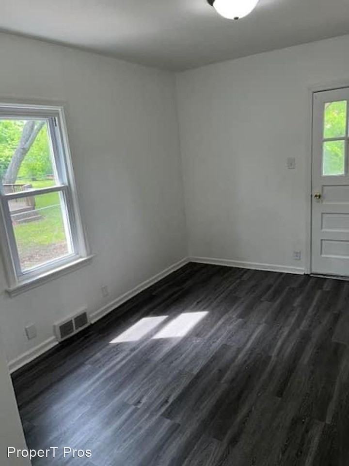 1930 E Blackford Ave - Photo 3 of 17