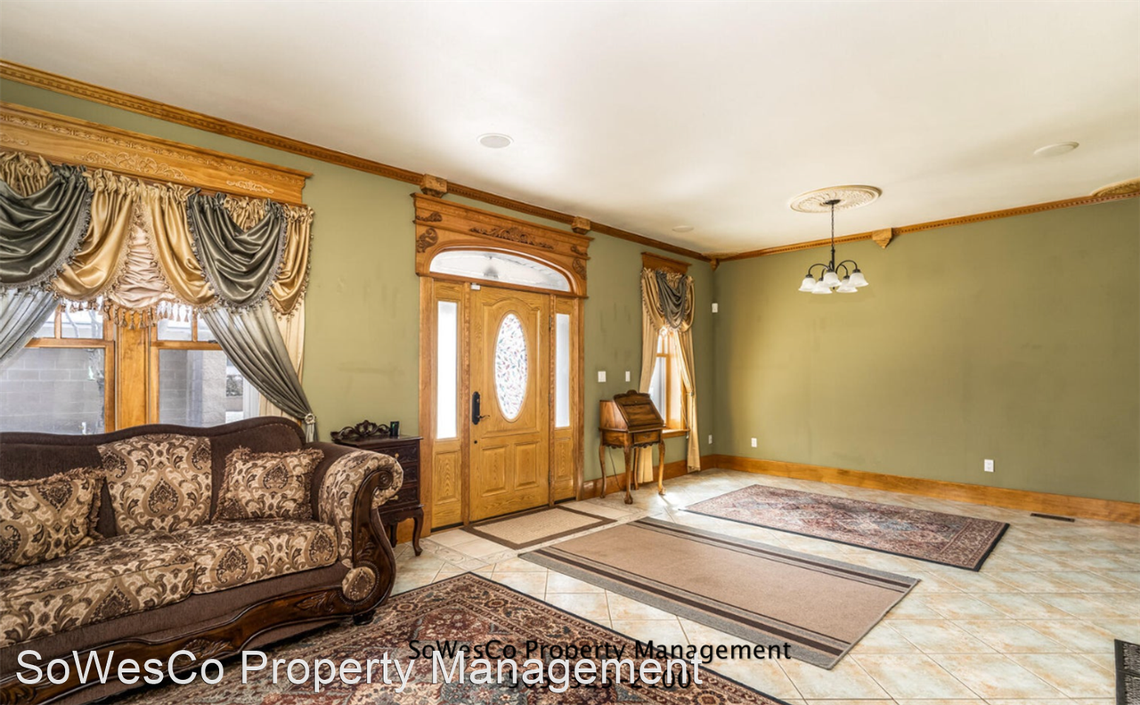 1113 W Apache St - Photo 2 of 35