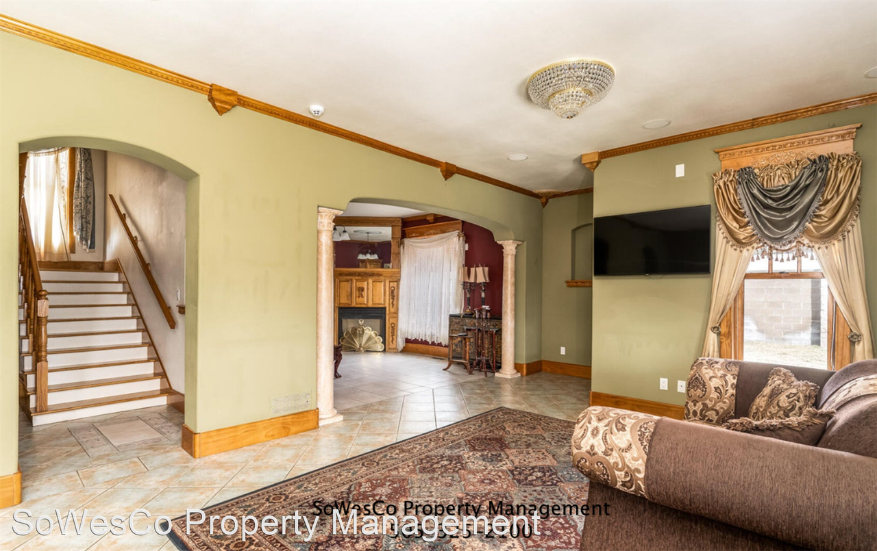 1113 W Apache St - Photo 3 of 35