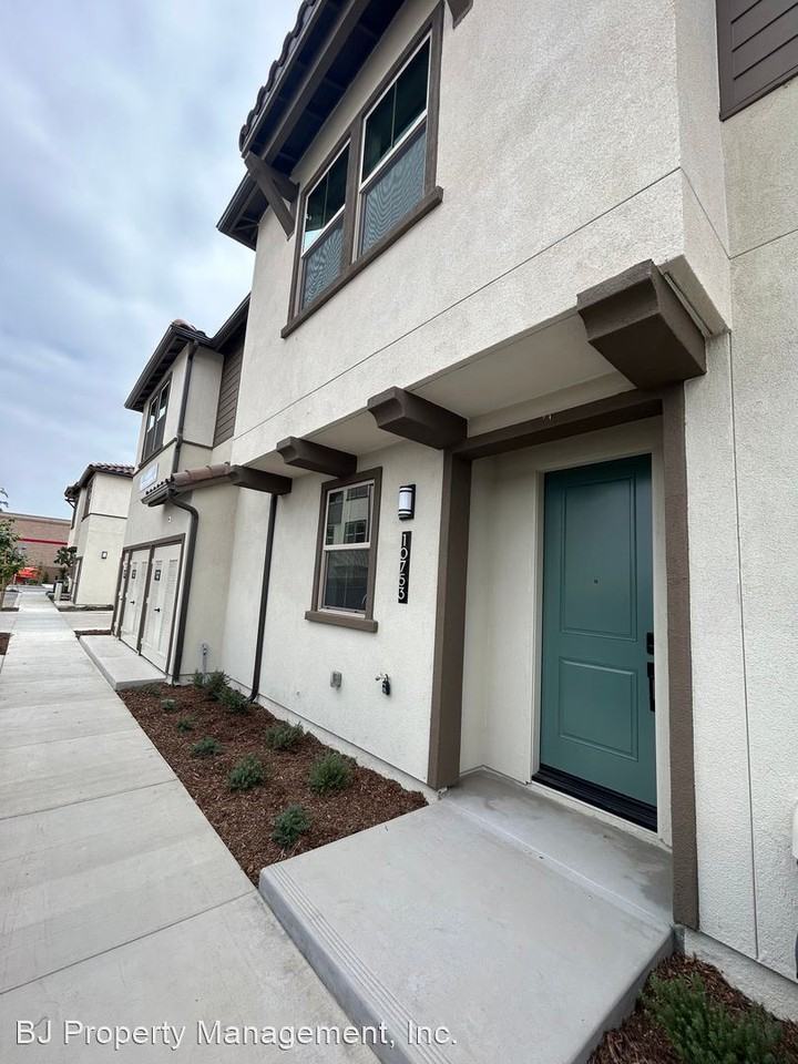 10753 Champions Ln - Photo 2 of 49