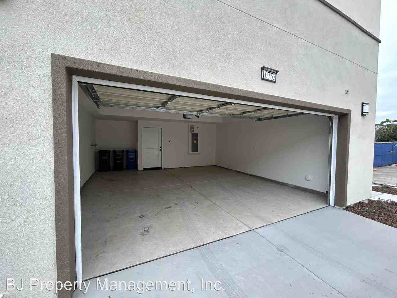 10753 Champions Ln - Photo 3 of 49