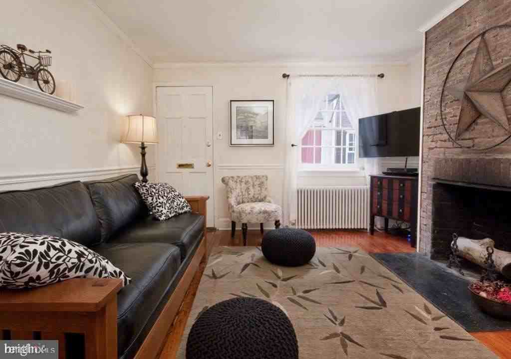 1221 Panama St - Photo 2 of 10