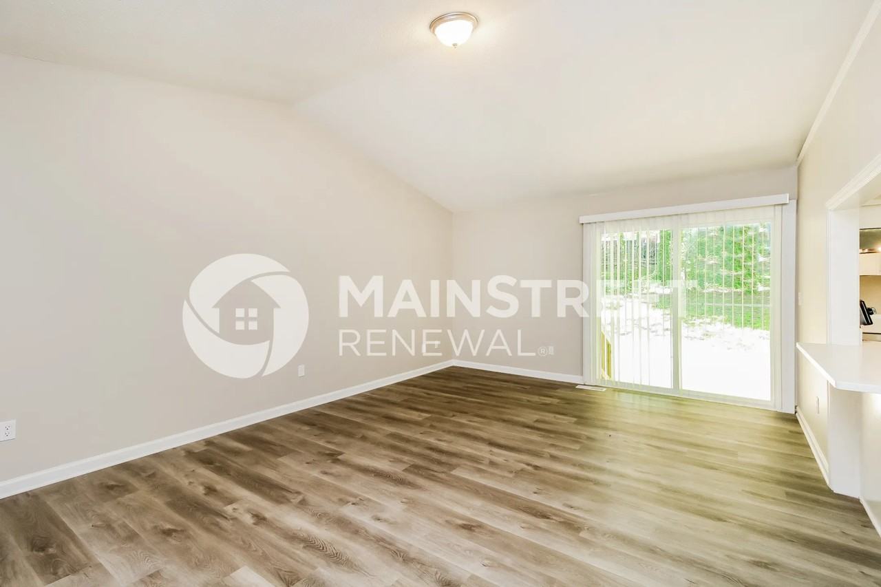 1319 Cushing St - Photo 3 of 16