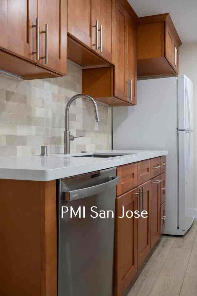 1260 Crescent Ter - Photo 4 of 24