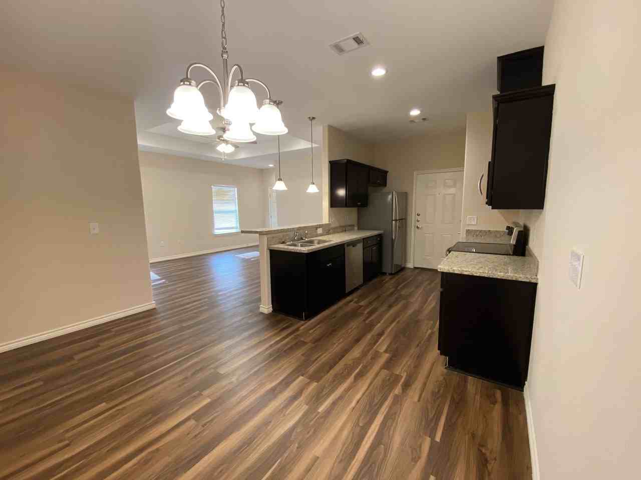 803 Uvalde St - Photo 3 of 7