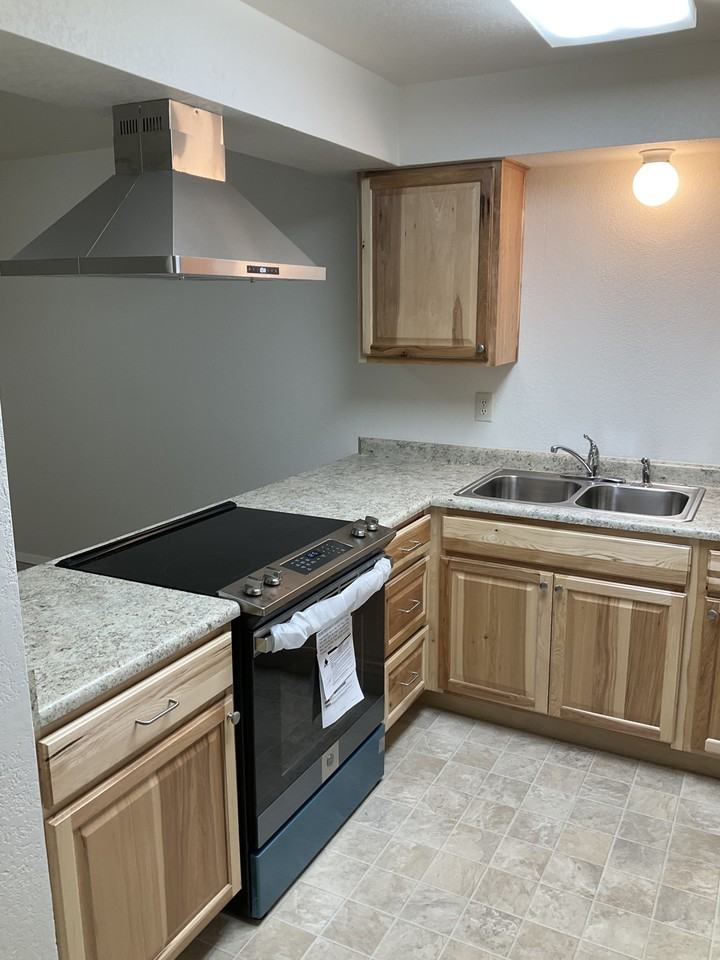 1642 Kellenbeck Ave - Photo 2 of 9