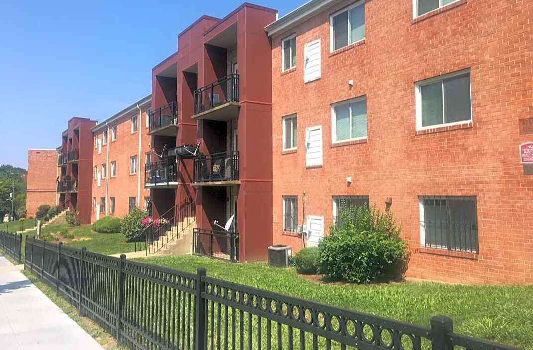 Copeland Manor - Photo 4 of 6