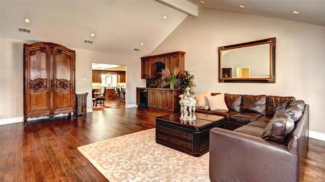 1098 Ridgeley Dr - Photo 2 of 13
