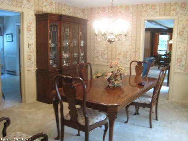 4 Sturbridge Ln - Photo 3 of 10