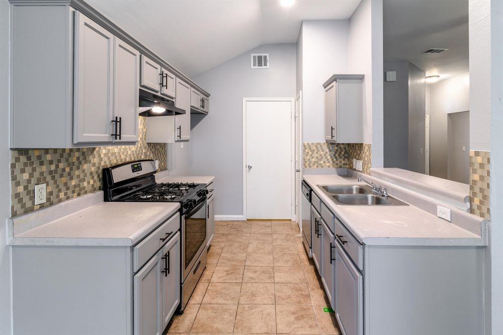 14511 Oliphant St - Photo 3 of 12