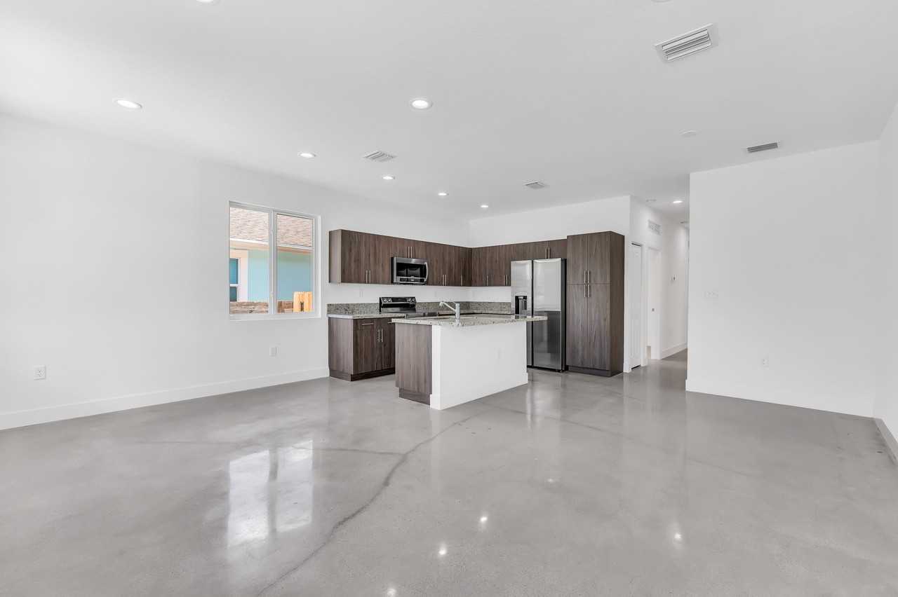 638 Nw 15th Ave #NA - Photo 3 of 17