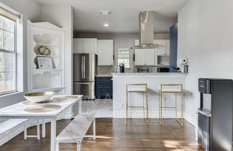 1031 W Gramercy Pl - Photo 4 of 24