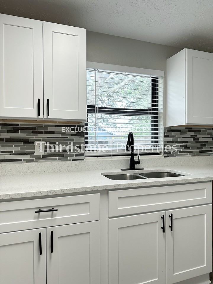 10833 Liscard Rd S - Photo 5 of 30