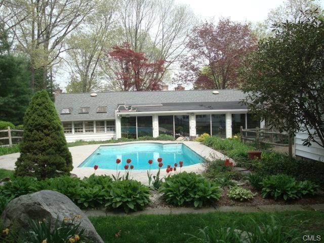 33 Midrocks Dr - Photo 2 of 18