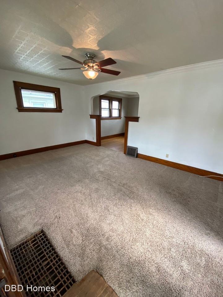 1031 Shore Dr - Photo 2 of 8