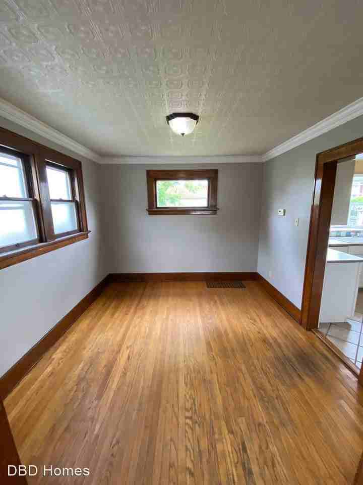 1031 Shore Dr - Photo 3 of 8
