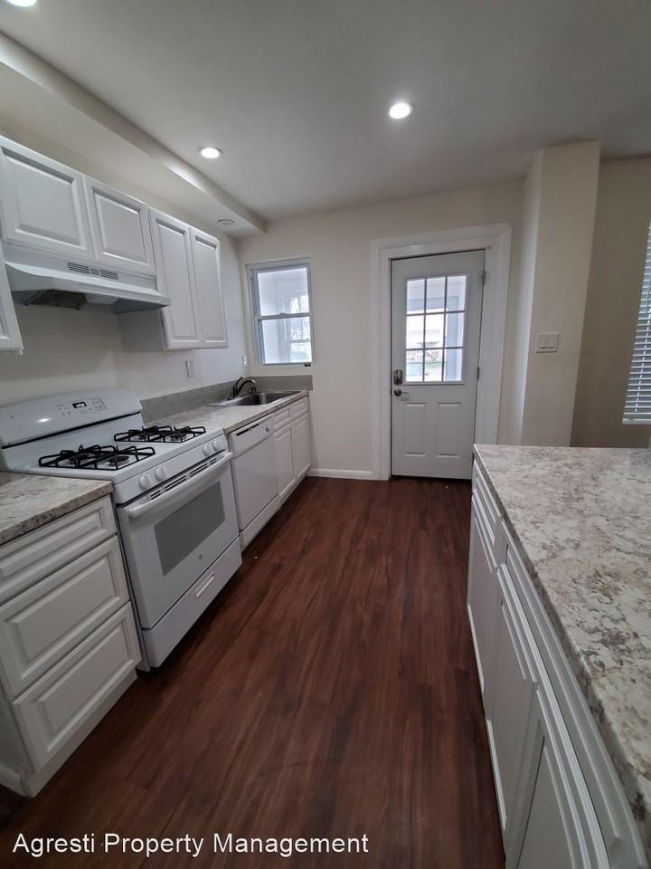 1075 Rankine Ave - Photo 3 of 13