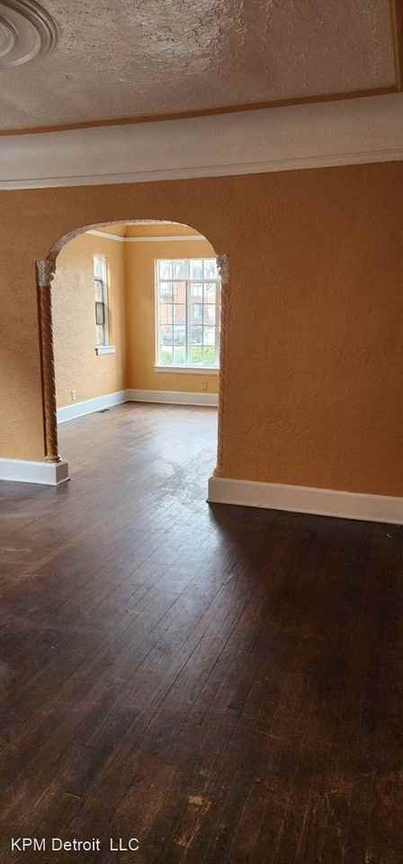 17606 Roselawn Street - Photo 2 of 10