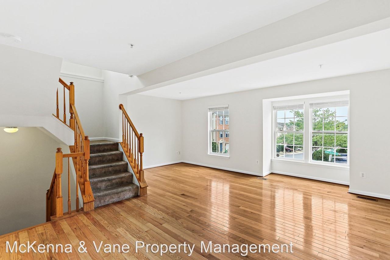 7039 Oak Grove Way - Photo 3 of 16