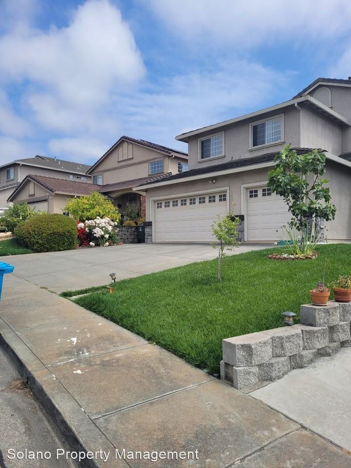 1179 Legend Cir - Photo 2 of 38