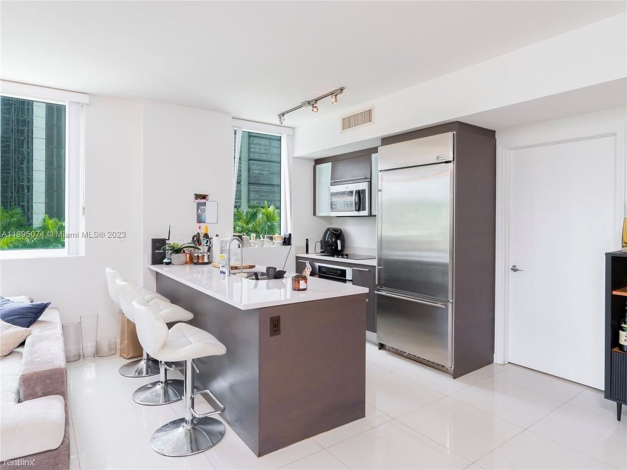 500 Brickell Ave - Photo 2 of 22