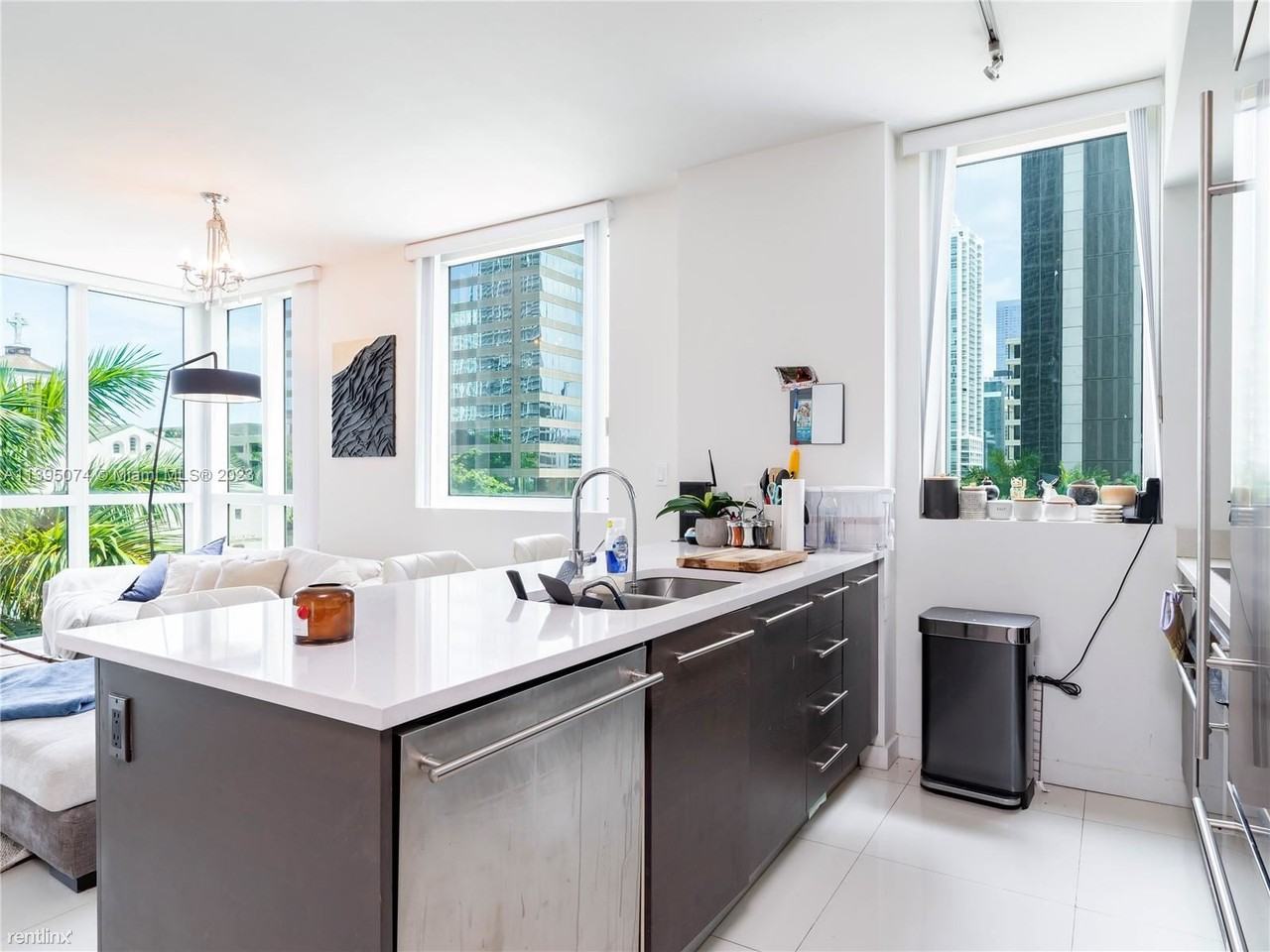 500 Brickell Ave - Photo 3 of 22