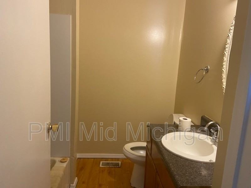 1059 Dunkirk Ave - Photo 3 of 9