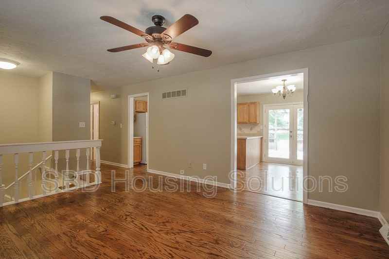 200 Se Crestwood St - Photo 2 of 9