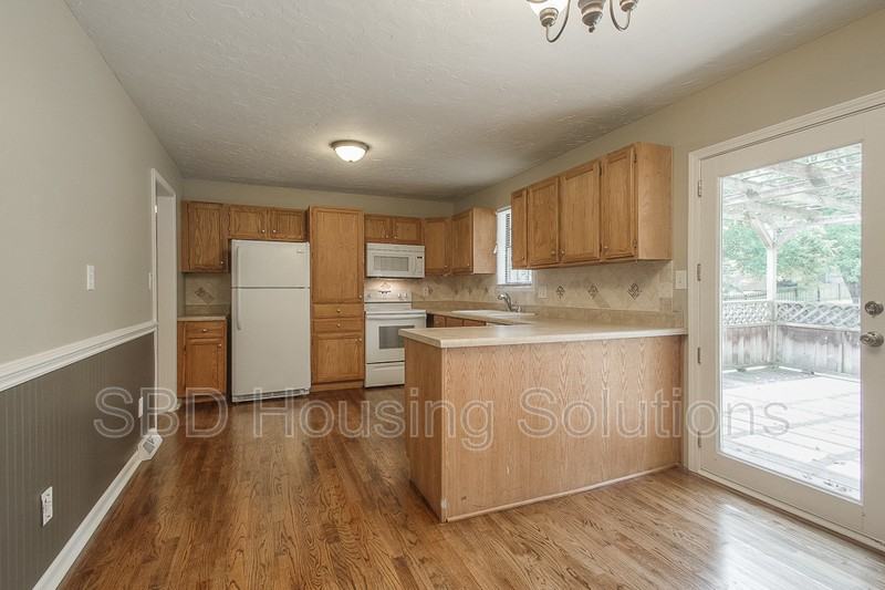 200 Se Crestwood St - Photo 3 of 9
