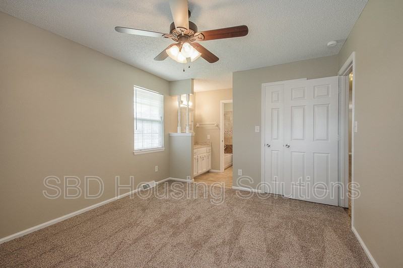 200 Se Crestwood St - Photo 4 of 9