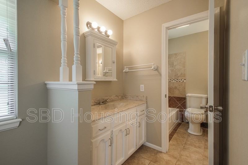 200 Se Crestwood St - Photo 5 of 9