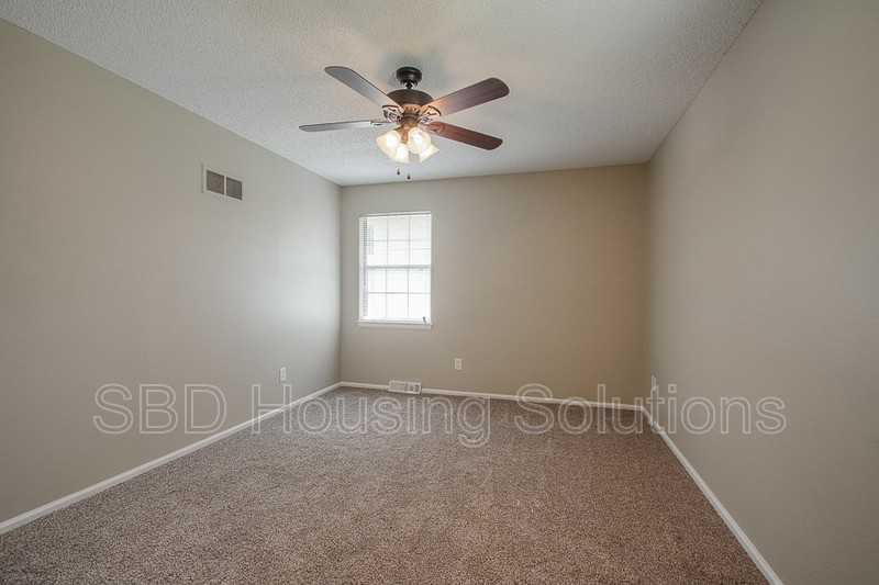 200 Se Crestwood St - Photo 6 of 9