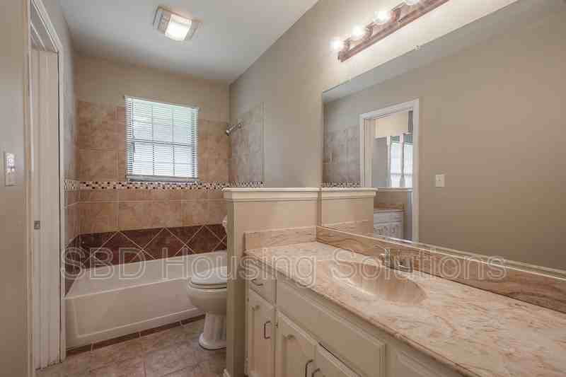 200 Se Crestwood St - Photo 7 of 9