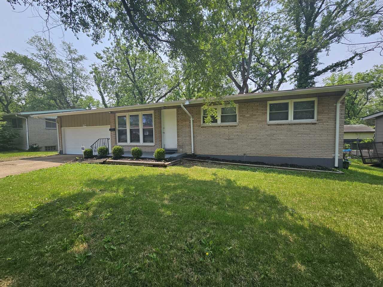 2208 Empress Dr - Photo 2 of 25