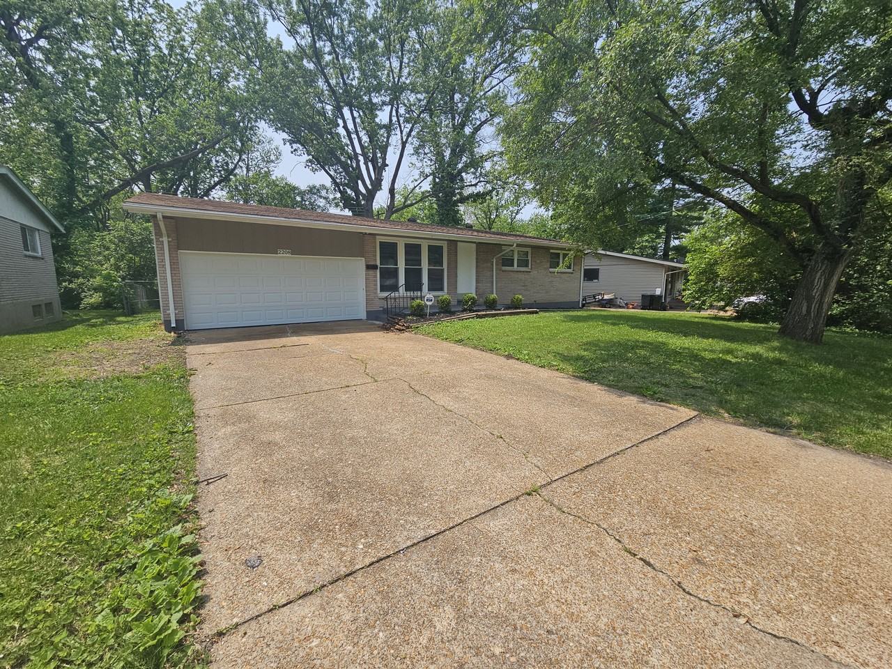 2208 Empress Dr - Photo 3 of 25
