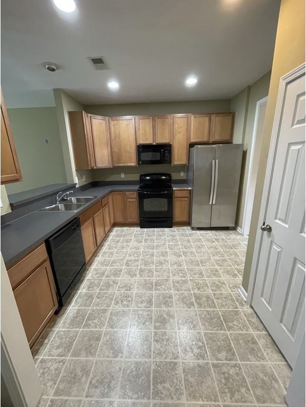 713 Hemingway Cir - Photo 3 of 11