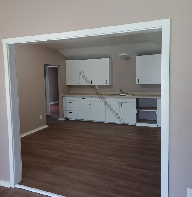 2115 Se 12th St - Photo 2 of 5