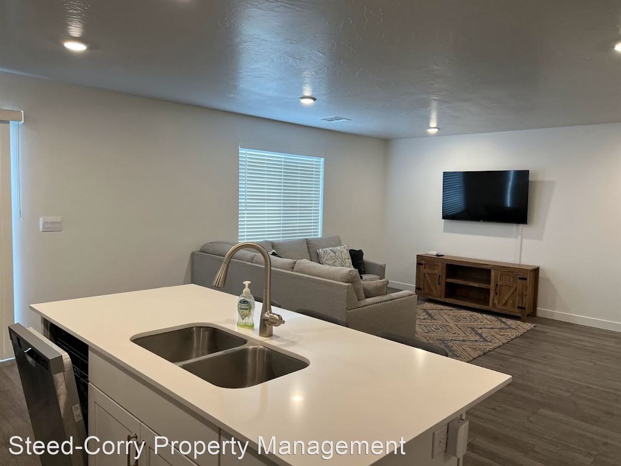 Beautifully Furnished 4 bedroom 2.5 Bath! - Photo 2 of 15