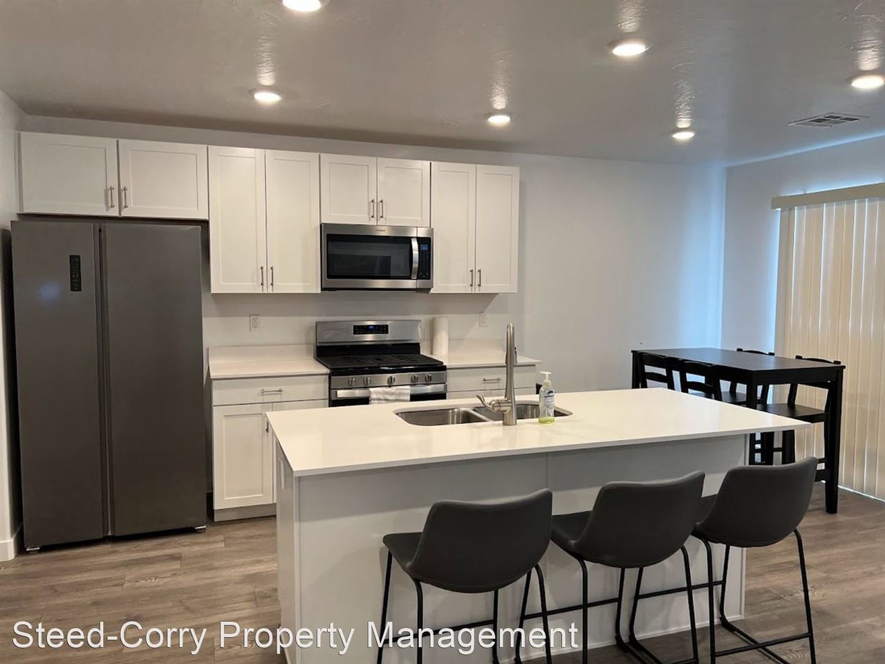 Beautifully Furnished 4 bedroom 2.5 Bath! - Photo 3 of 15