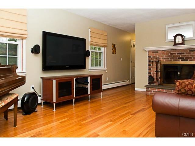 32 Greenbriar Ln - Photo 3 of 14