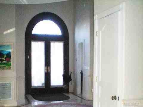 110 Maple Dr - Photo 2 of 9