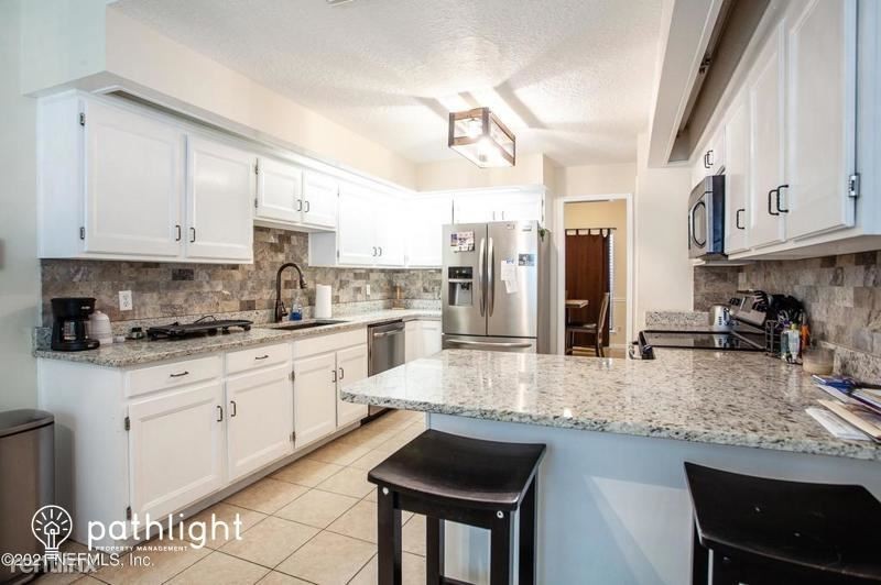 11519 Pelham Ct - Photo 3 of 15