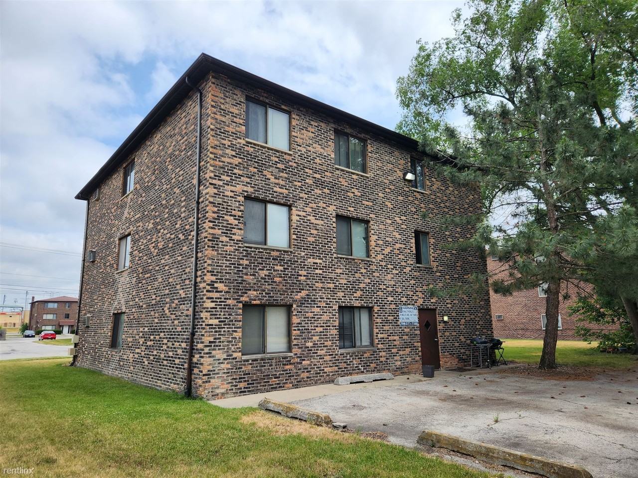 14042 Kilpatrick Ave - Photo 2 of 9