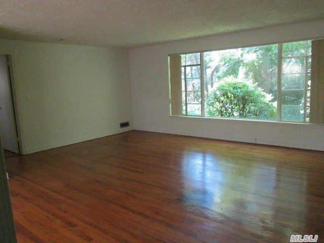 10 Robbins Ln - Photo 3 of 9