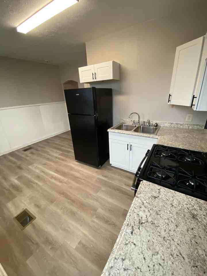 591 Pike St #F - Photo 4 of 8